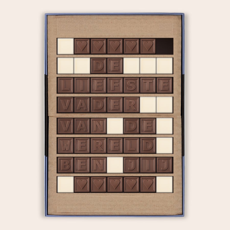 Chocotelegram Persoonlijk chocotelegram met de boodschap "DE LIEFSTE VADER VAN DE WERELD BEN JIJ" in melk- en witte chocolade blokjes, inclusief hartjes, verpakt in een bruine geschenkdoos.