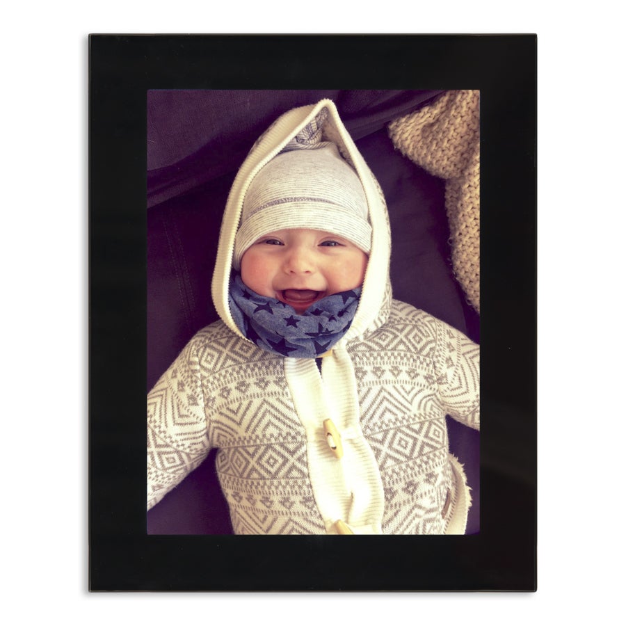 Marco de fotos de vidrio personalizado con la foto de un bebé sonriente, impreso para revivir los mejores momentos.