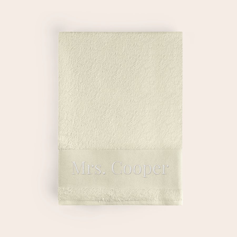 Asciugamano da bagno con testo Asciugamano in cotone beige ricamato con il nome Mrs Cooper. Prendi questo telo da spiaggia super morbido ricamato con il nome!