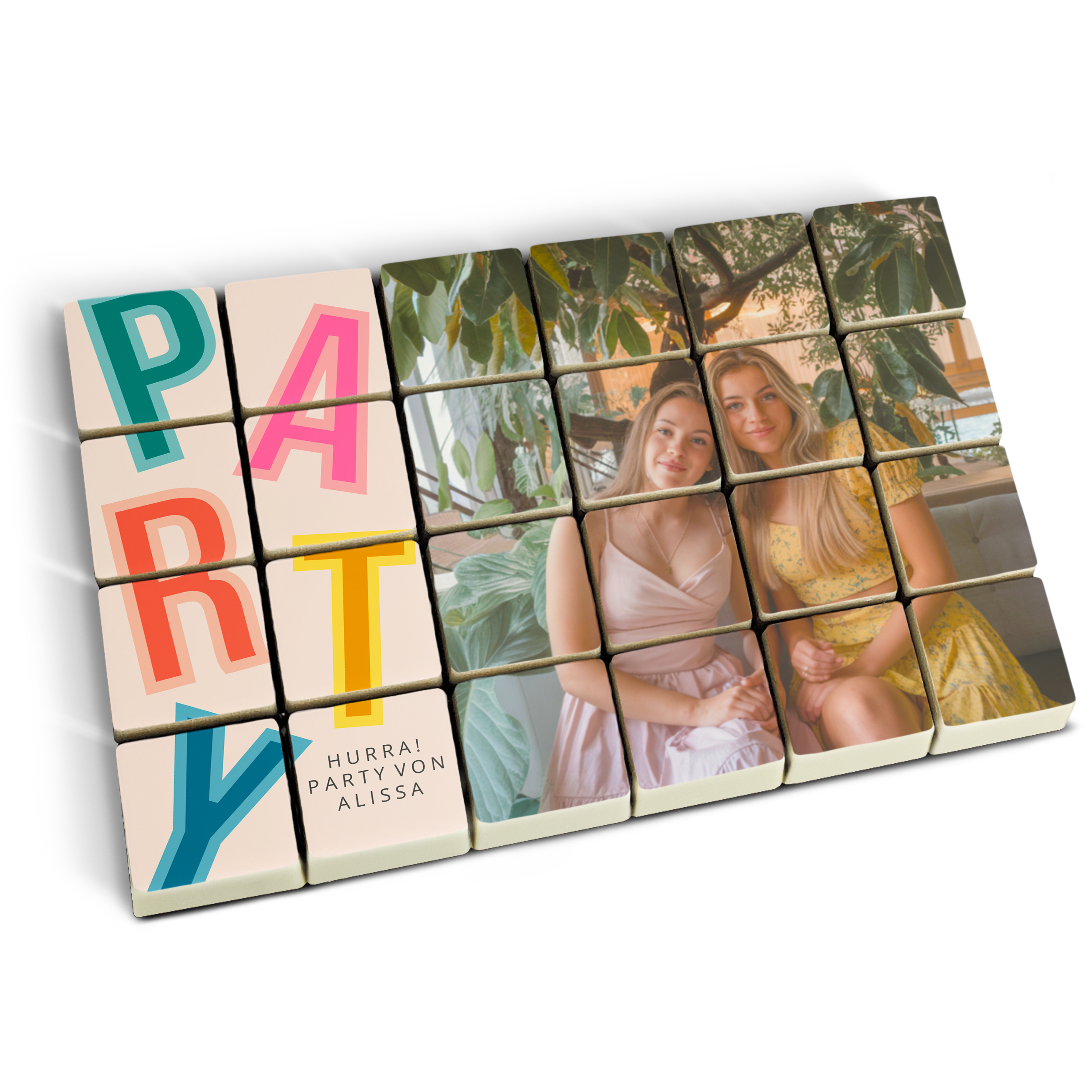 Personalisierte Schokolade in kleinen Stückchen mit Foto und dem Text "Party" sowie "Hurra! Party von Alissa" bedruckt