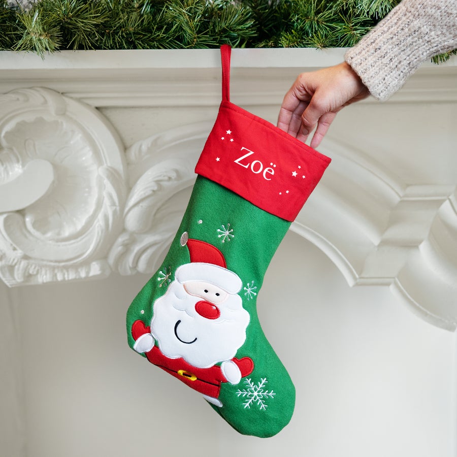 Enfant en chaussettes de Noël près de la cheminée image libre de