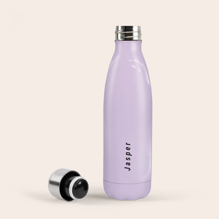 Botella de agua con foto Termo morado personalizado con el nombre "Jasper" impreso en vertical y tapa plateada abierta.