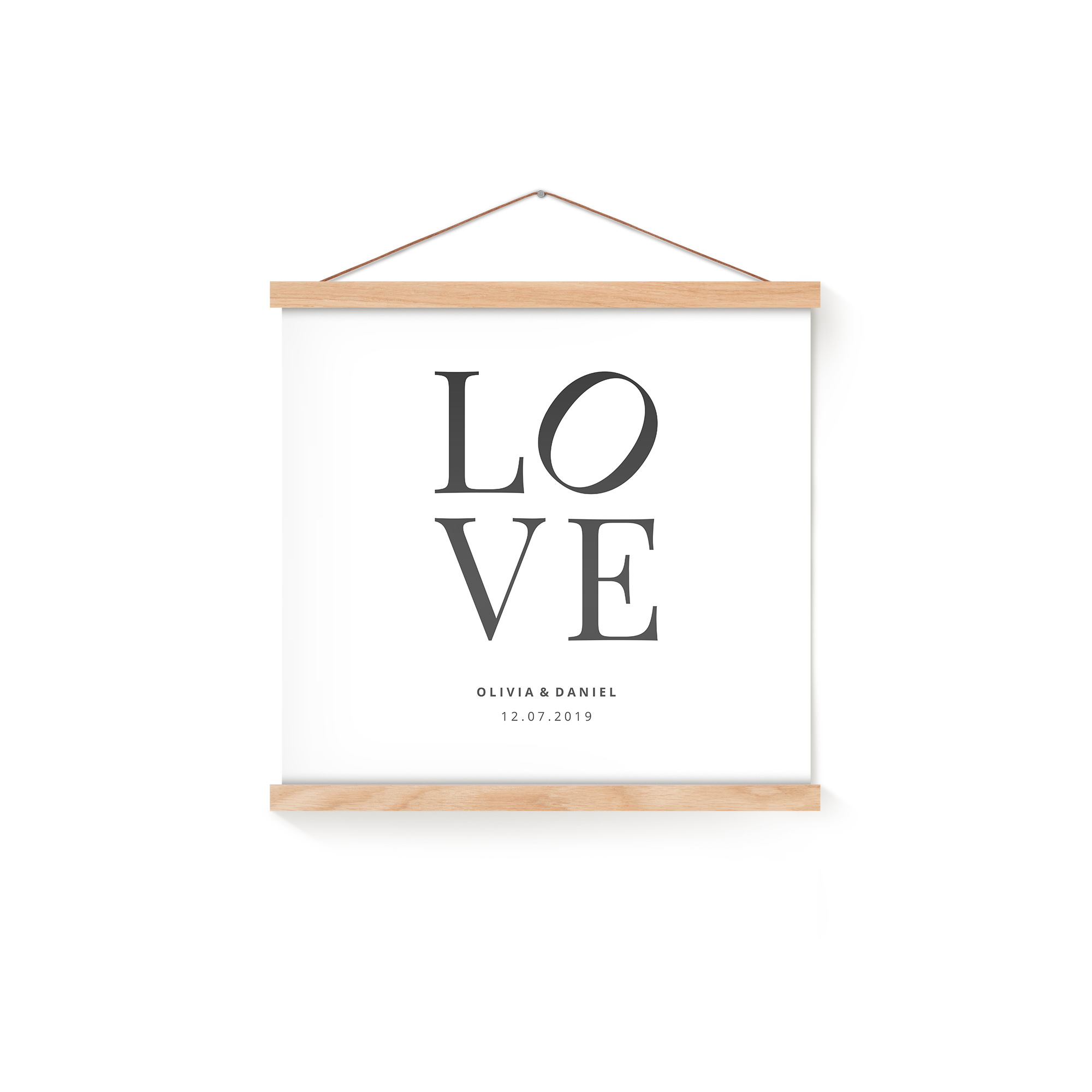 Poster personalizzato da parete con la scritta "LOVE" in grandi lettere, i nomi "OLIVIA & DANIEL" e la data "12.07.2019" stampati, incorniciato da stecche in legno di quercia e con cordino per appendere la vostra foto più bella