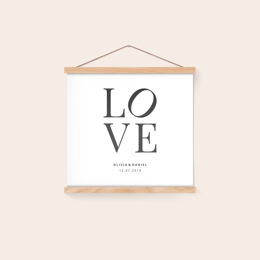 Póster personalizado con colgador Póster personalizado con colgador magnético de madera, impreso con "LOVE", nombres Olivia & Daniel y fecha 12.07.2019. Cuelga tu foto favorita en la pared con este práctico colgador magnético.