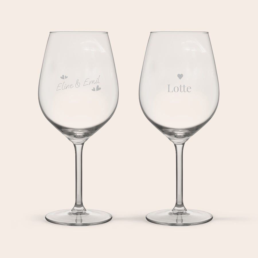 Rødvinsglass To graverte rødvinsglass, ett med "Eline & Emil" og hjerter, ett med "Lotte" og et hjerte, perfekt for jubileumet.
