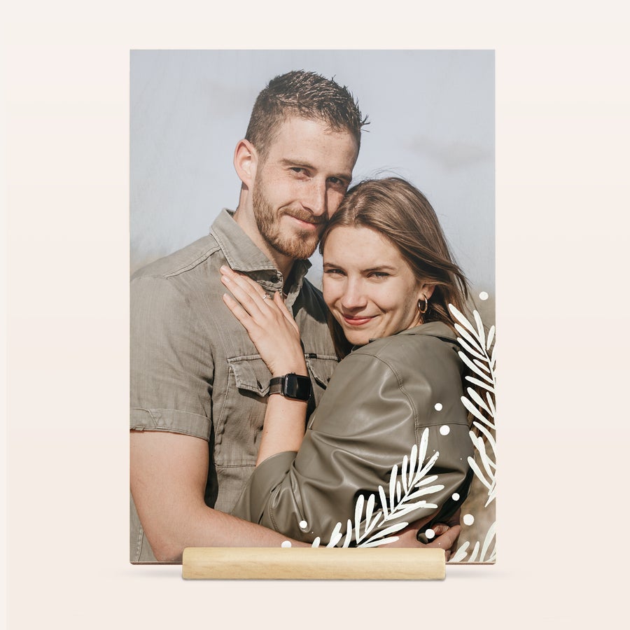 Tarjeta de Navidad con foto Una tarjeta de madera para enviar tu mensaje de Navidad, impresa con una foto de pareja.