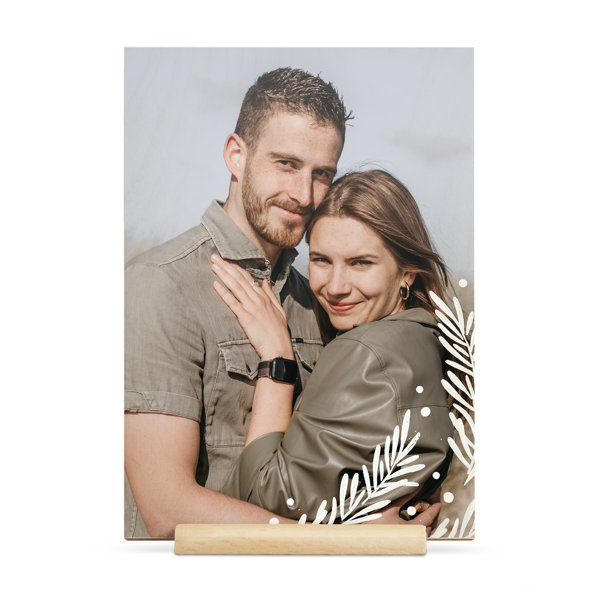 Personalisierte Weihnachtskarte aus Holz mit gedrucktem Paarfoto und weißem Winterdesign, ein originelles Weihnachtsgeschenk.