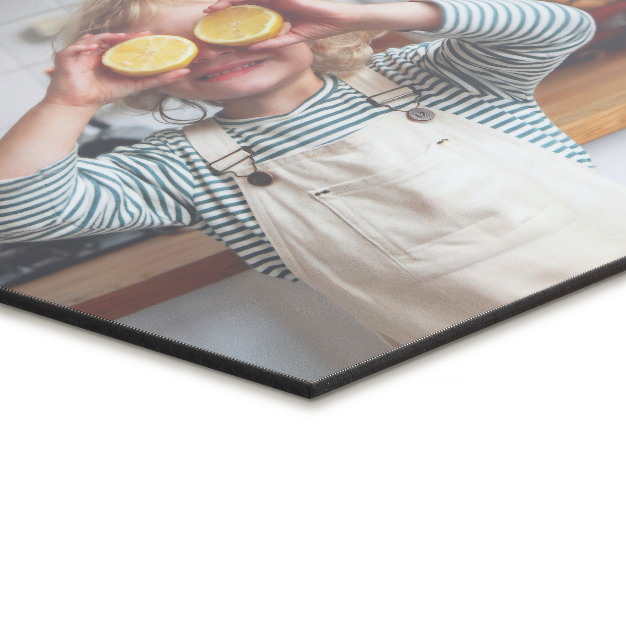 Pannello in legno personalizzato con la foto di una bambina che si copre gli occhi con dei limoni, decora la tua parete con pannelli in legno con il tuo design