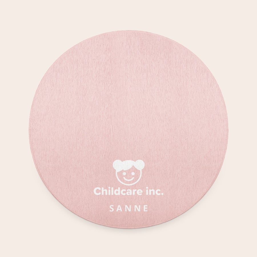 Gepersonaliseerd vloerkleed - ø 152 cm Roze rond vloerkleed bedrukt met logo en de naam Sanne. Maak van hun favoriete herinnering een mooie decoratie.