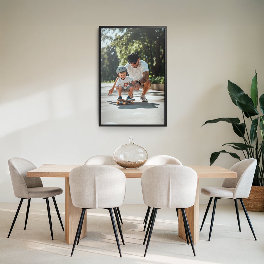 Cadre photo personnalisé Affiche personnalisée dans un cadre noir avec père et enfant sur skateboard