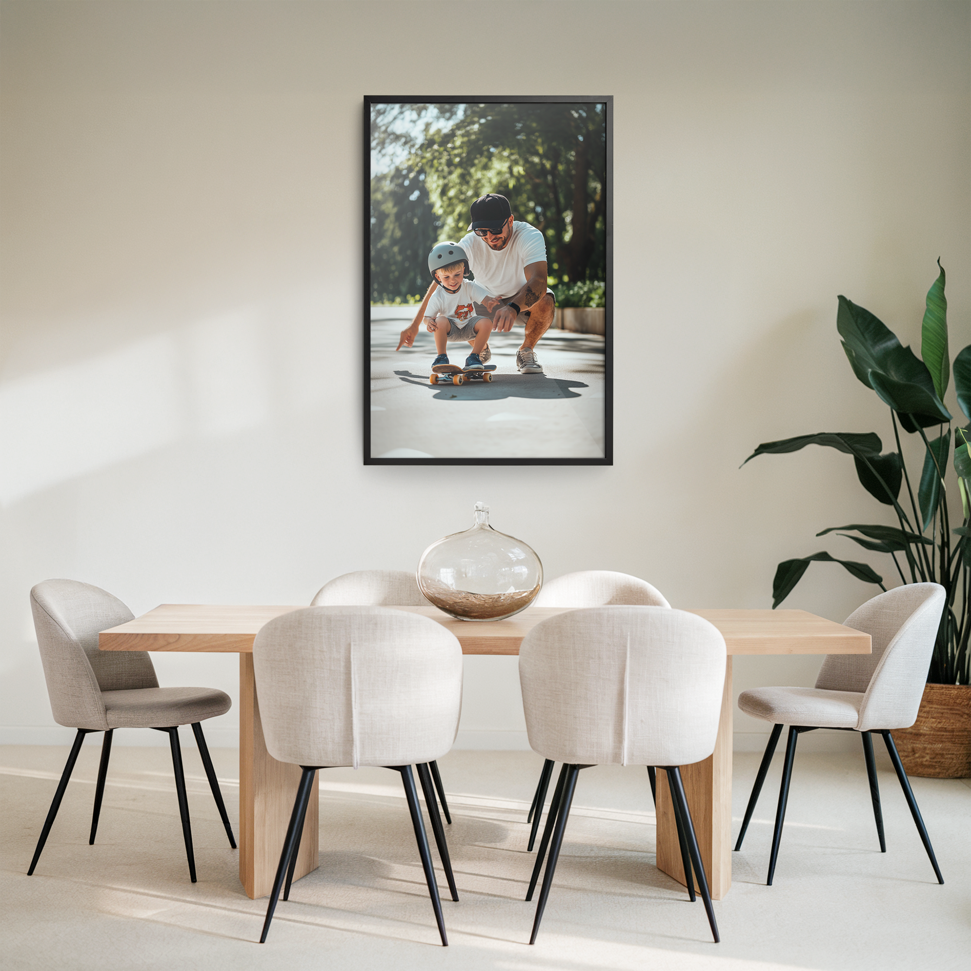 Stampa con foto personalizzata di padre e figlio con cornice in legno laccato nero, appesa alla parete