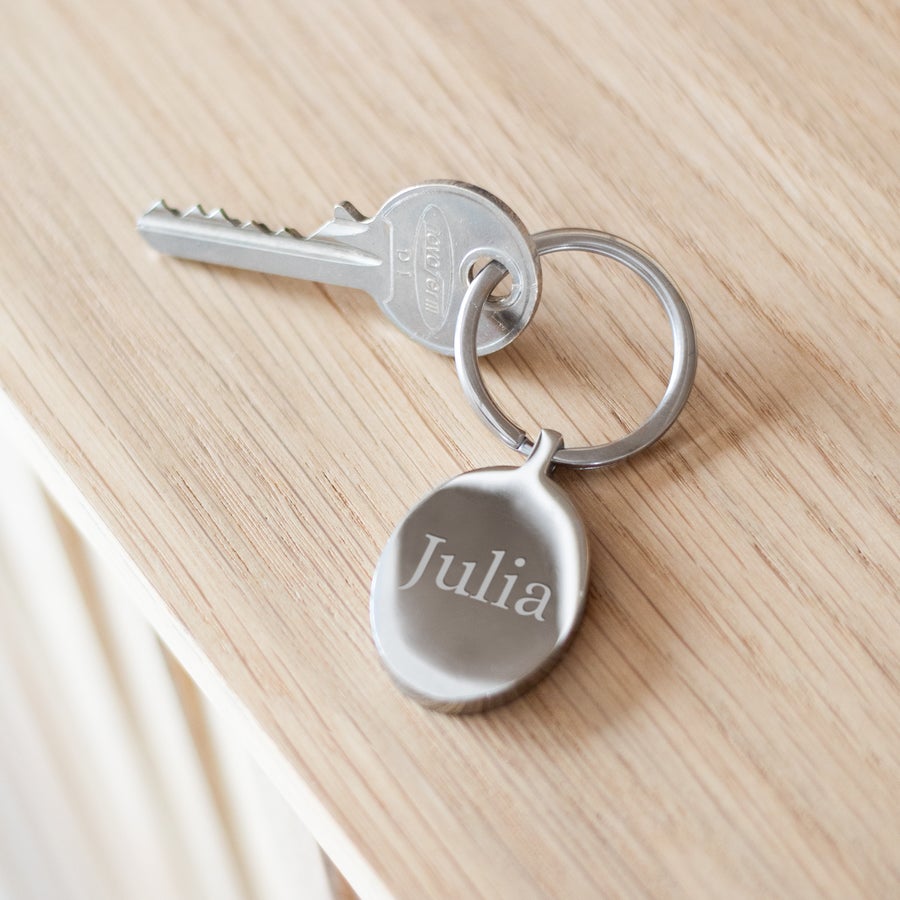 Graver nøkkelring Oval nøkkelring med navn gravert i stål, med teksten "Julia", gjør nøklene dine unike.