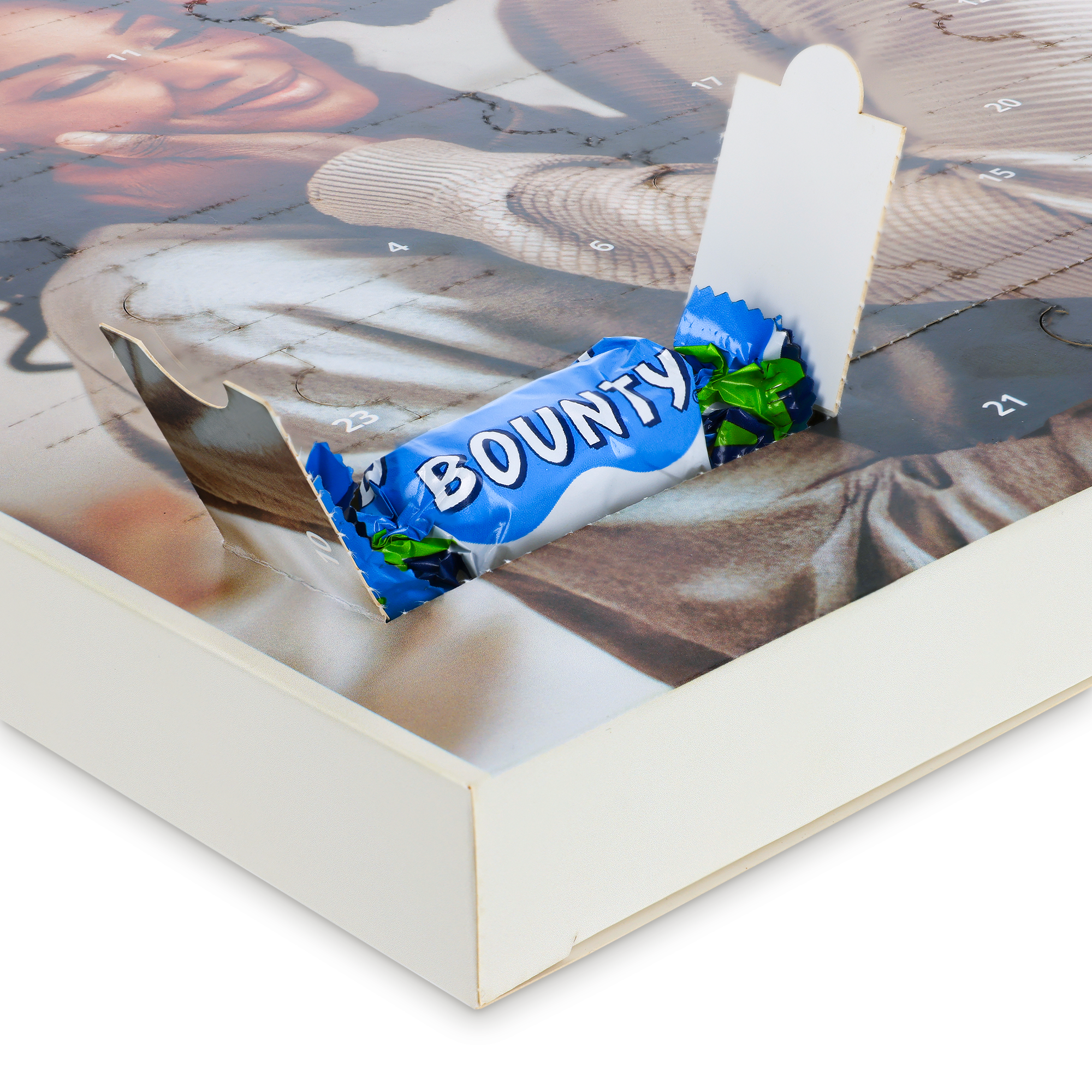 Personalisierter Mars Miniatures Adventskalender mit geöffnetem Türchen, das einen Bounty-Riegel enthüllt, bedruckt mit einem Foto.