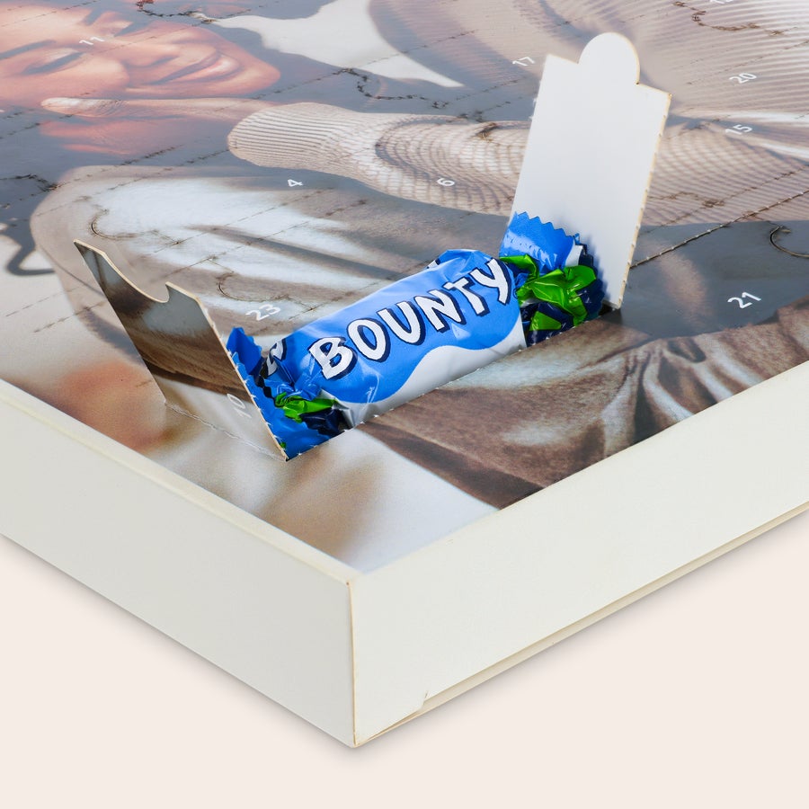 Personalizovaný adventní kalendář Mars Miniatures Personalizovaný adventní kalendář Mars Miniatures s fotografií, s otevřeným okénkem a čokoládou Bounty.