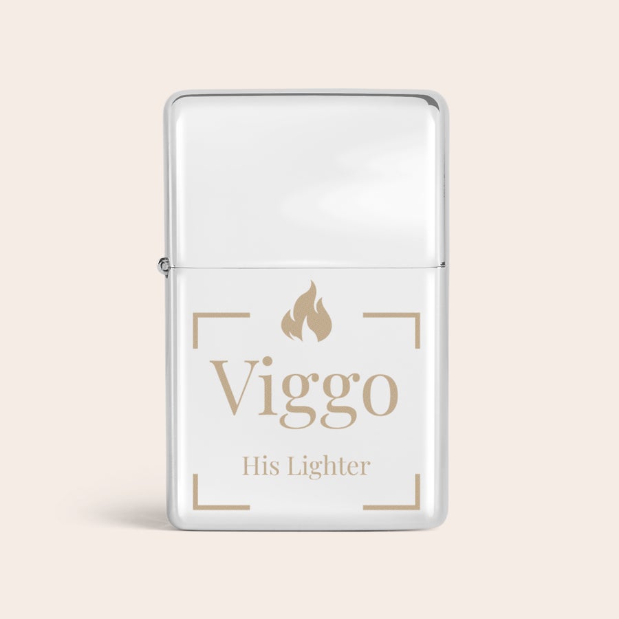 Graverade tändare En vit graverad namntändare i metall med texten Viggo His Lighter och en eldsflamma överst, förvandla minnen till en låga av elegans med vår graverade namntändare