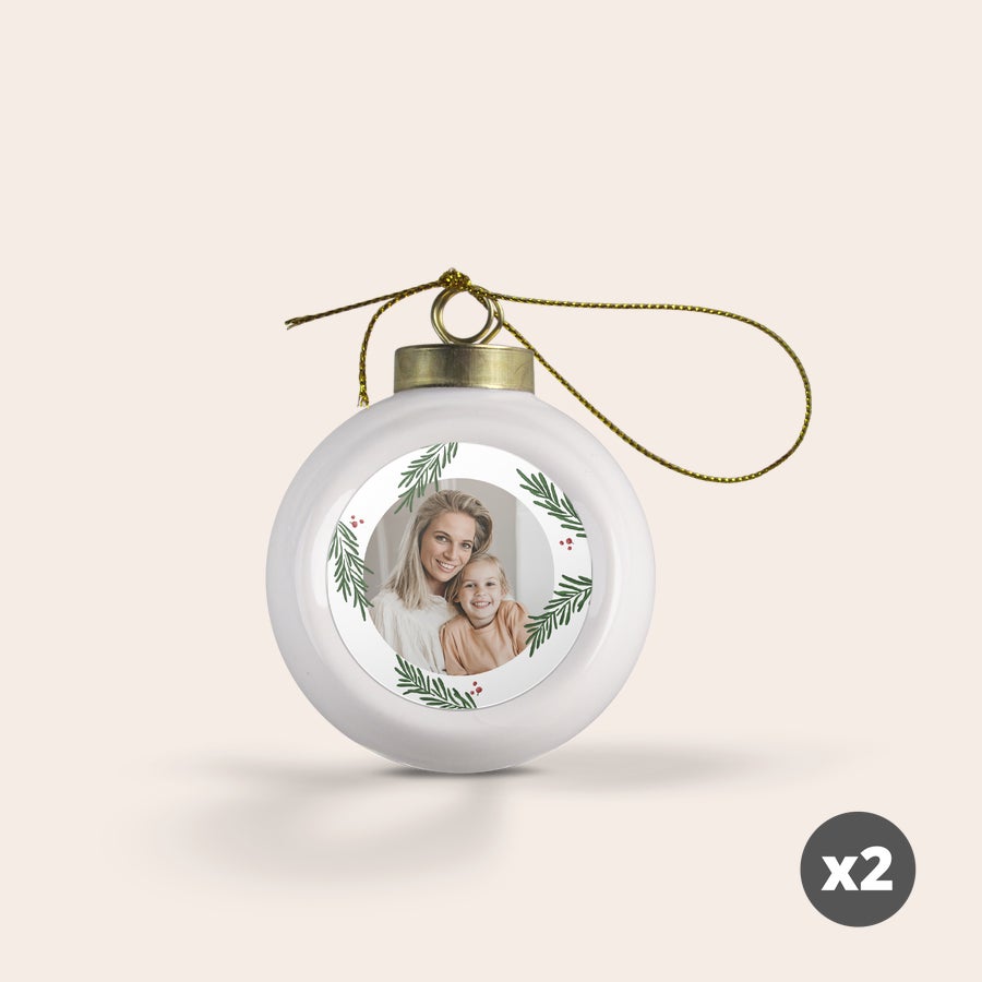 Keramieken kerstbal bedrukken (2 stuks) Een unieke keramieken kerstbal met foto van moeder en dochter, bedrukt met een groene kerstkrans design