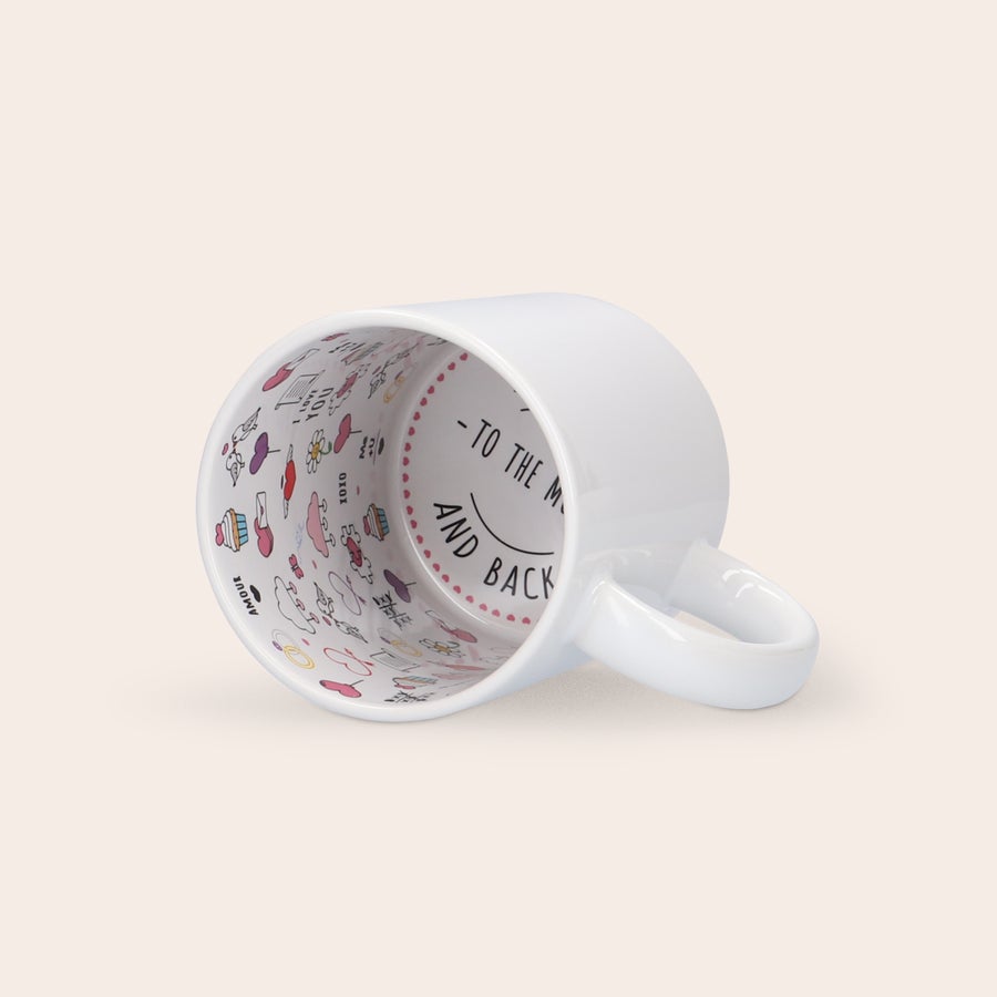 Caneca de amor personalizada  - edição especial Caneca personalizada em cerâmica branca, impressa com padrão divertido e texto "To the moon and back".