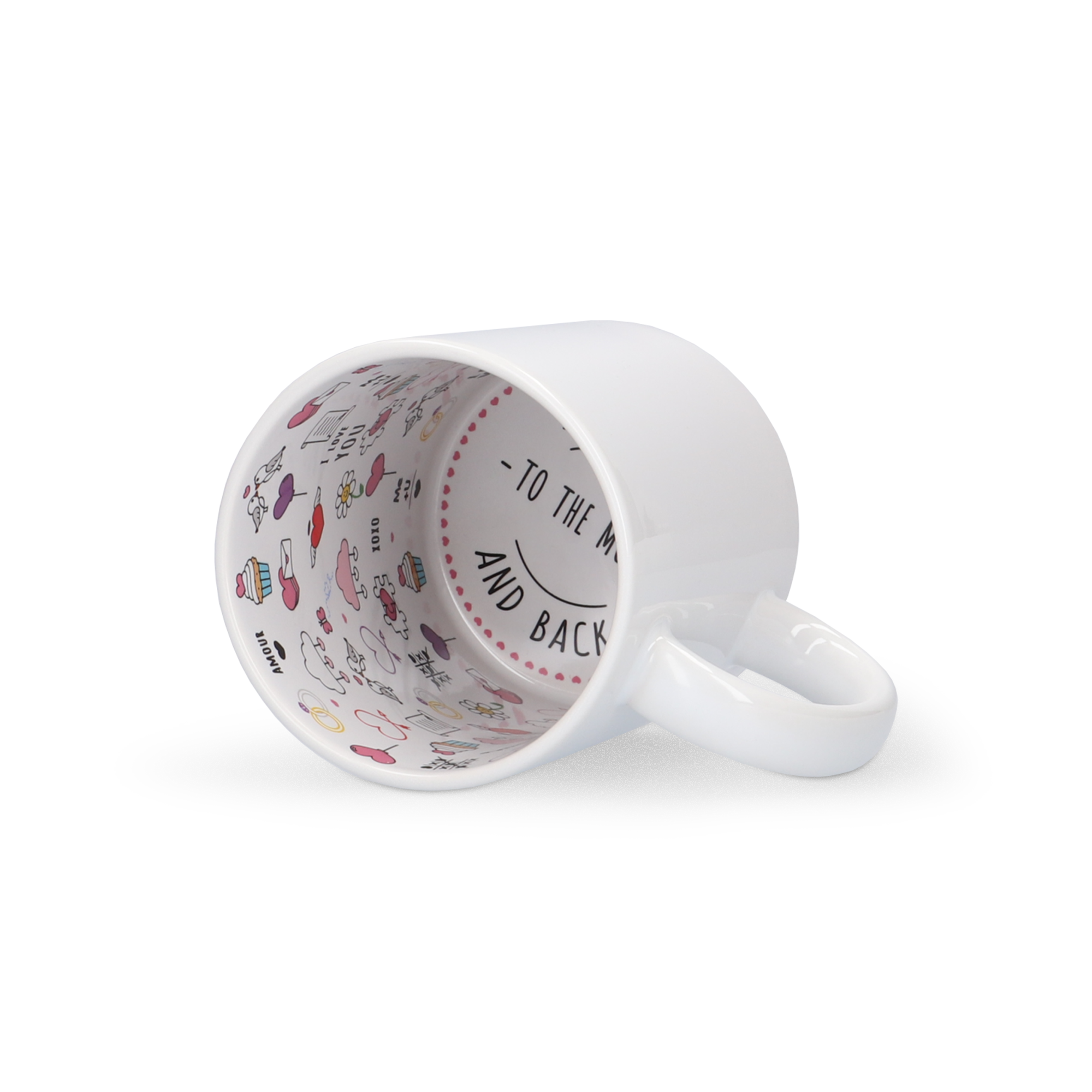 Eine personalisierte Tasse, innen bedruckt mit romantischen Illustrationen und dem Text to the moon and back