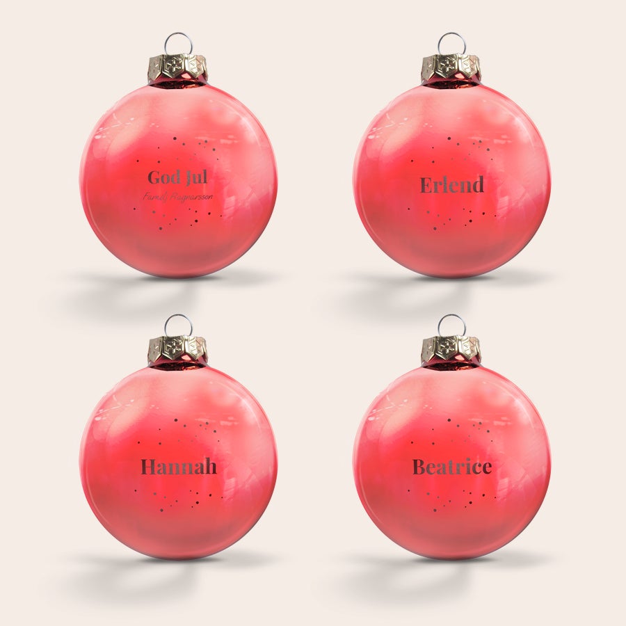 Glasjulkulor med namn Fyra röda julkulor i glas, graverade med texten God Jul Family Ragnarsson, Erlend, Hannah och Beatrice. Perfekt för att ge din julgran en personlig touch.