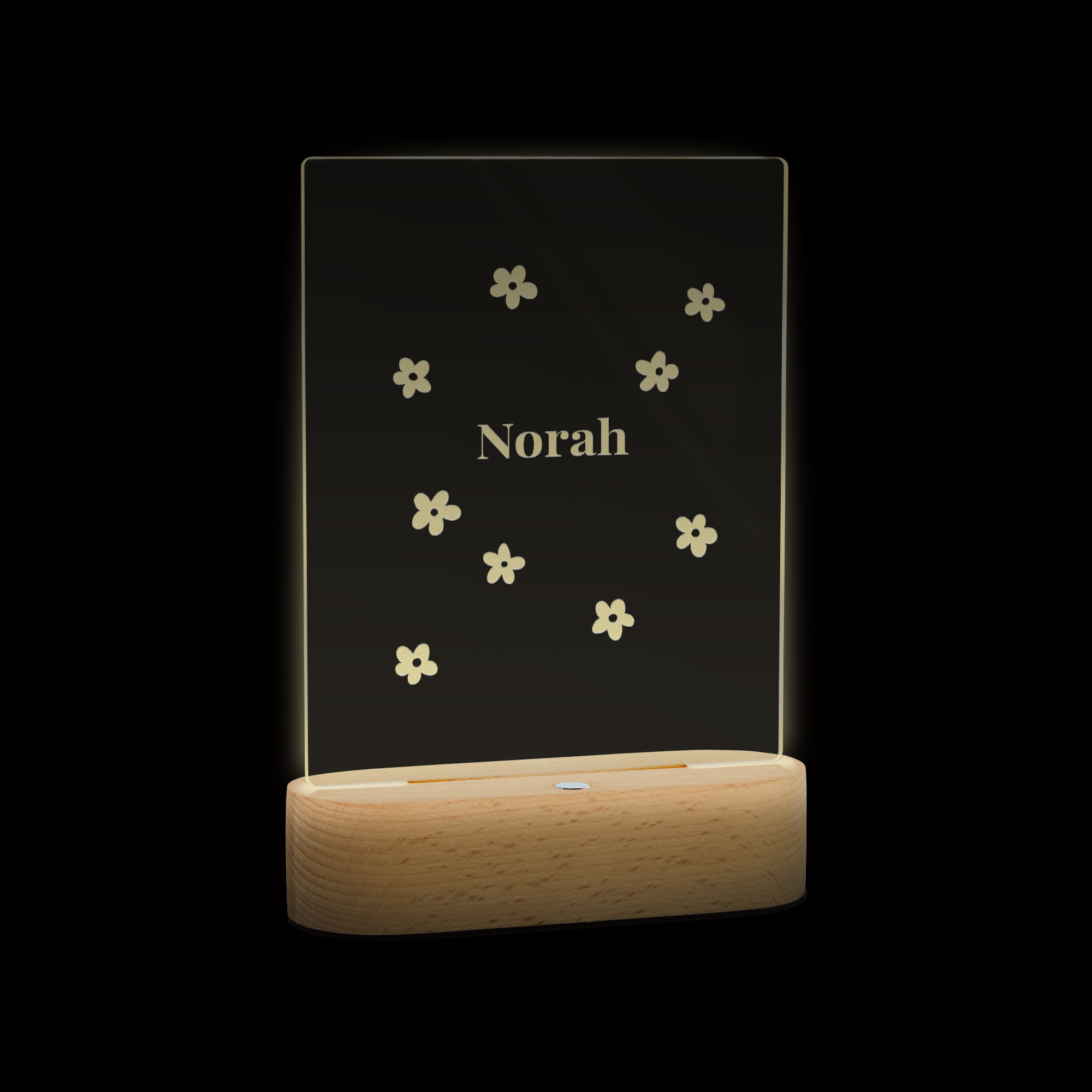 Inngravert lampe med navnet Norah og blomstermønster på akrylplate med trebunn