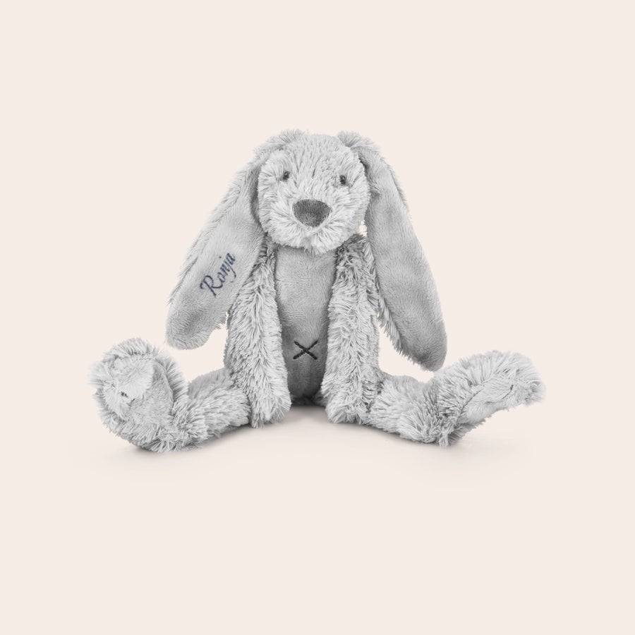 Bamse til babyer Tiny Rabbit Richie personlig kosedyr med navnet Ronja brodert på øret
