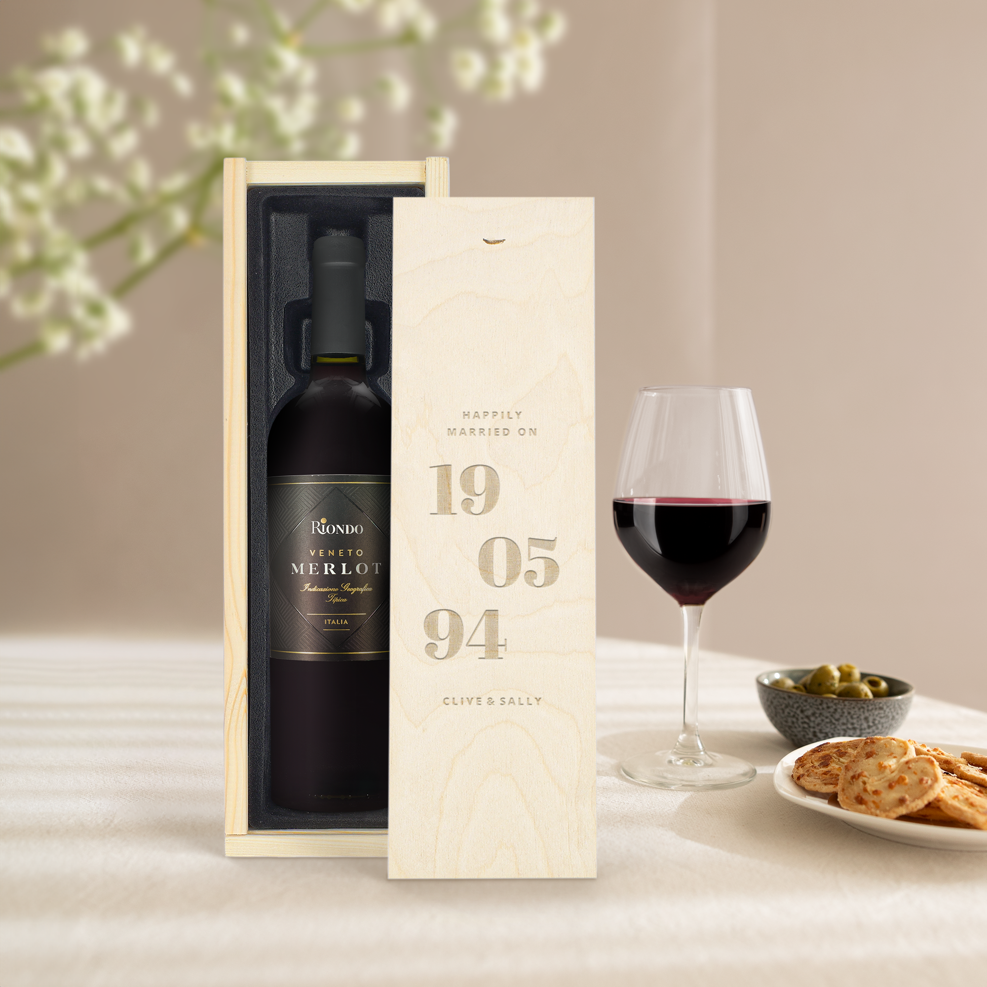 Sticlă de vin Riondo Merlot într-o cutie din lemn gravată personalizat cu "Happily Married On 19 05 94 Clive & Sally".
