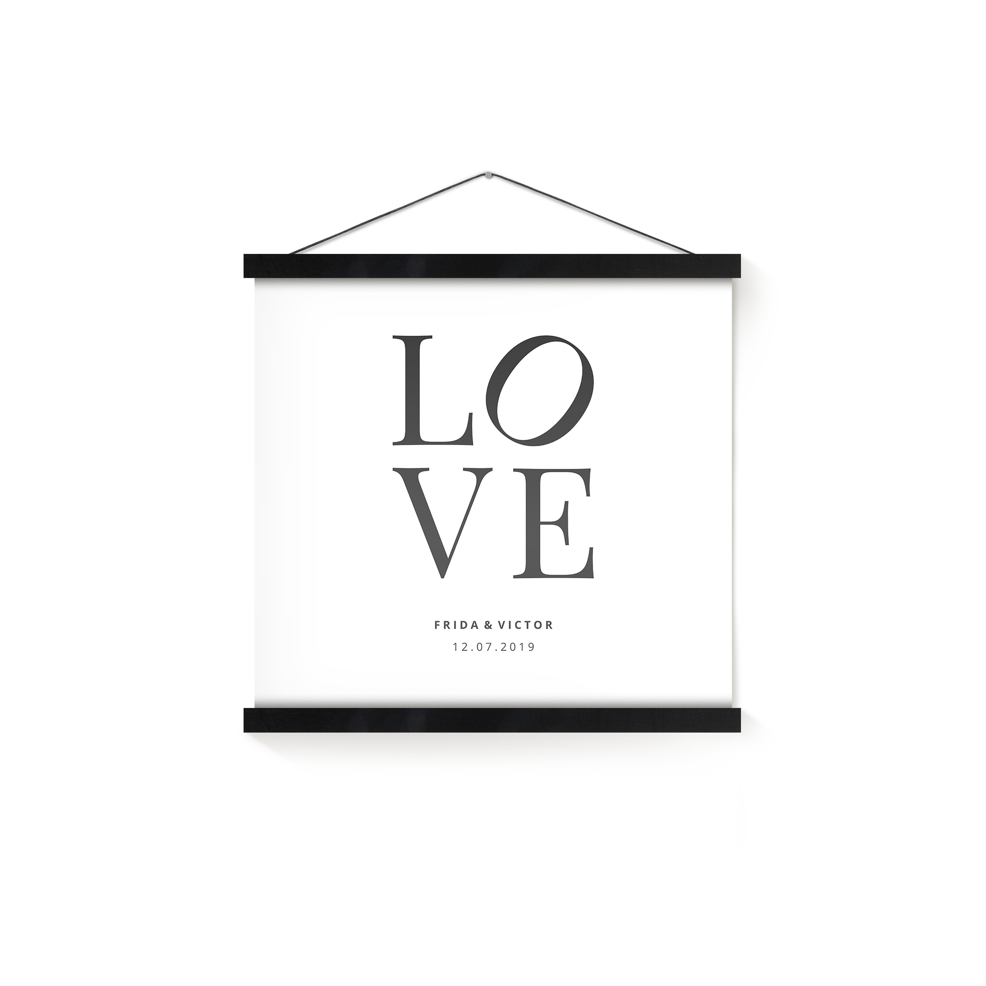 Fotoplakat med personligt design af teksten LOVE og navne, sat i et praktisk magnetisk plakatophæng af sort træ.