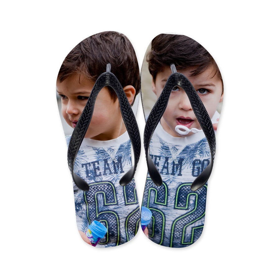 Individuelle Zehensandalen mit aufgedrucktem Kinderfoto, perfekt als individuelles Zehensandalen Geschenk