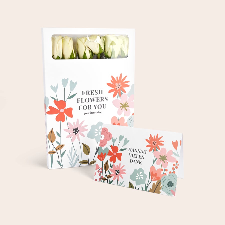 Briefkastenrosen Verschicke echte Briefkastenblumen: weiße Rosen in einer Geschenkbox mit floralem Muster und einer personalisierten Karte mit Text Hannah vielen Dank