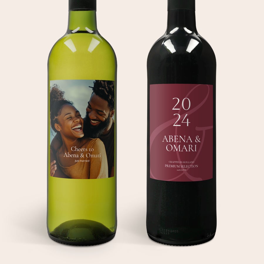 Belvy Vino blanco y tinto Belvy con etiquetas personales impresas, una con foto de pareja y otra con texto Abena & Omari.