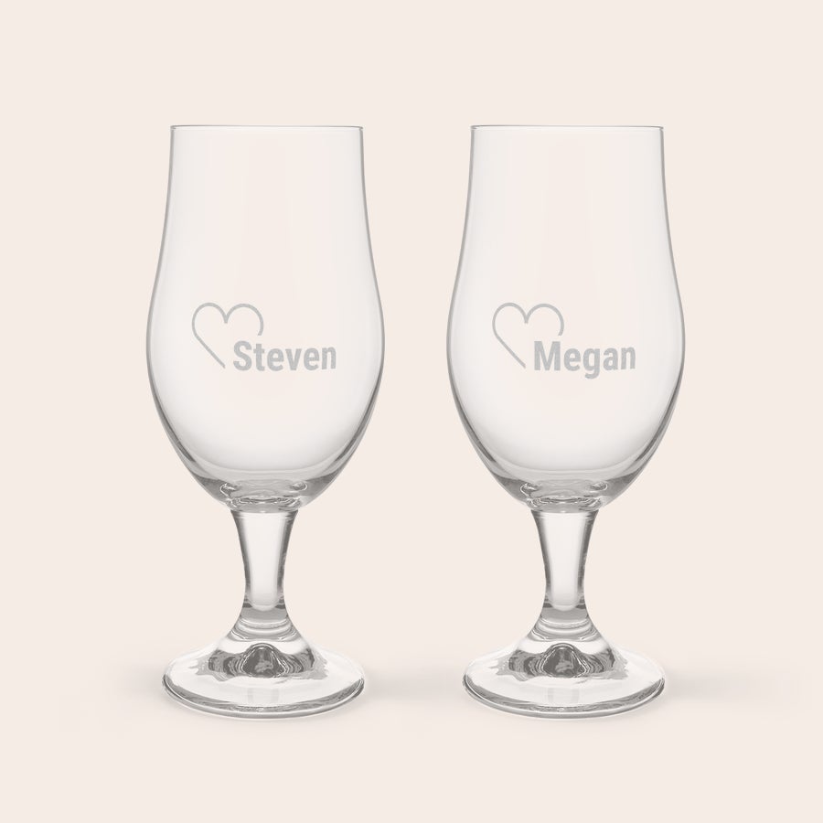 Pacchetto Regalo Birra con Bicchieri e Anacardi Due bicchieri da birra Royal Leerdam personalizzati con un cuore e i nomi Steven e Megan, un regalo per gli amanti della birra