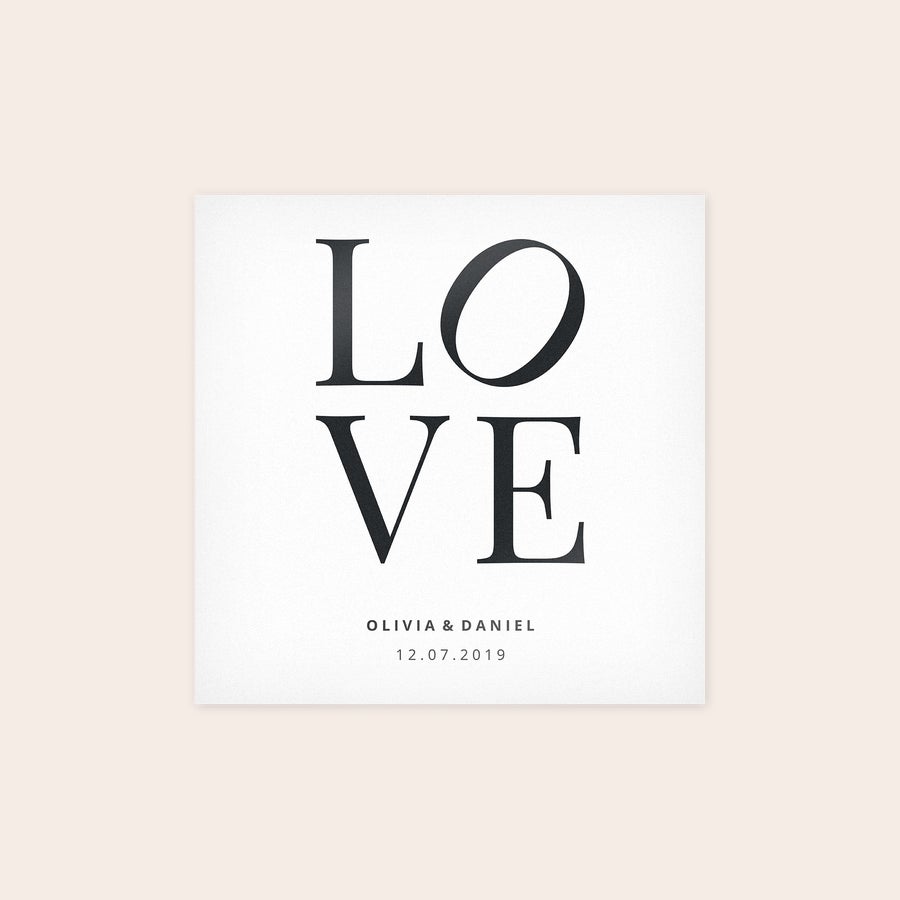 Foto en forex Foto en forex con diseño "LOVE", nombres "Olivia & Daniel" y fecha "12.07.2019" impresos en negro.