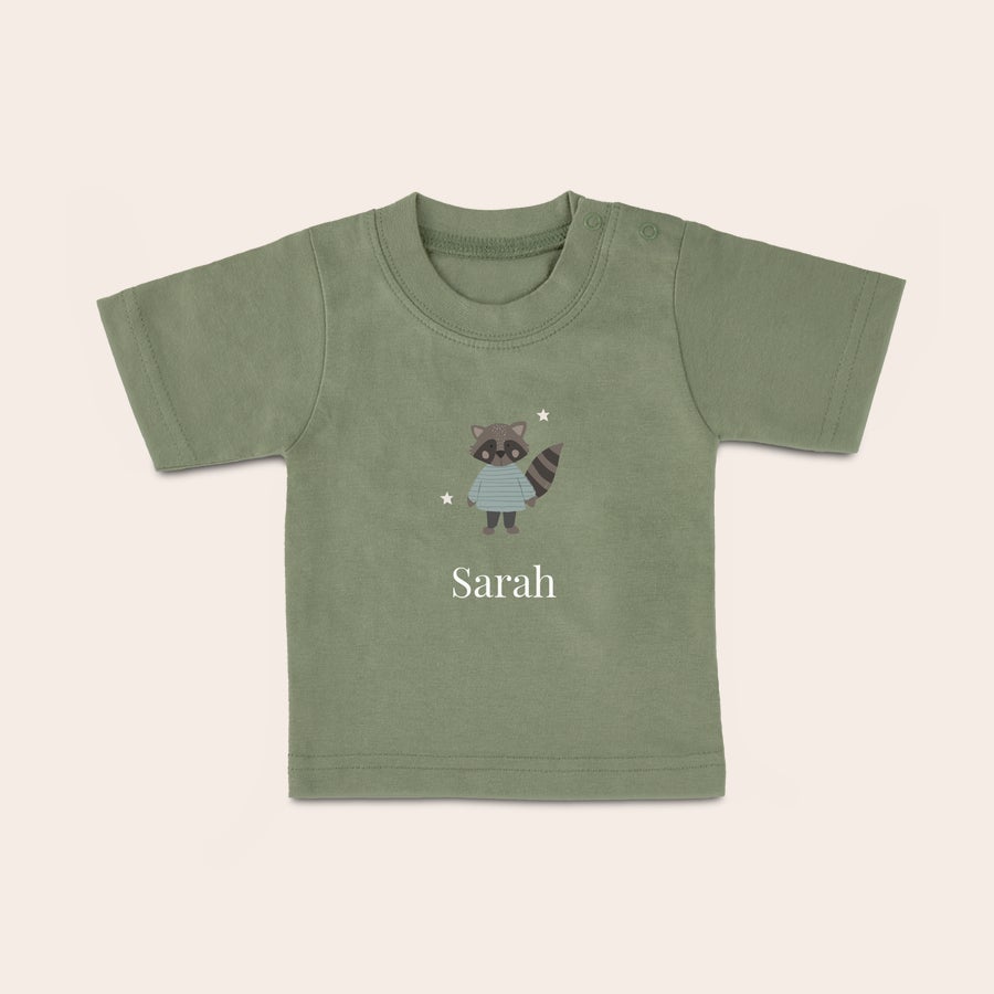 Baby shirt bedrukken Legergroen baby shirt bedrukt met cartoon wasbeer, twee sterretjes en de naam Sarah