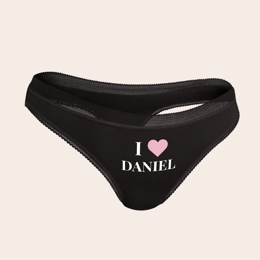 Tanga personalizada Tanga feminina preta com "I" coração "DANIEL" impresso em branco, tanga personalizada com foto e texto.