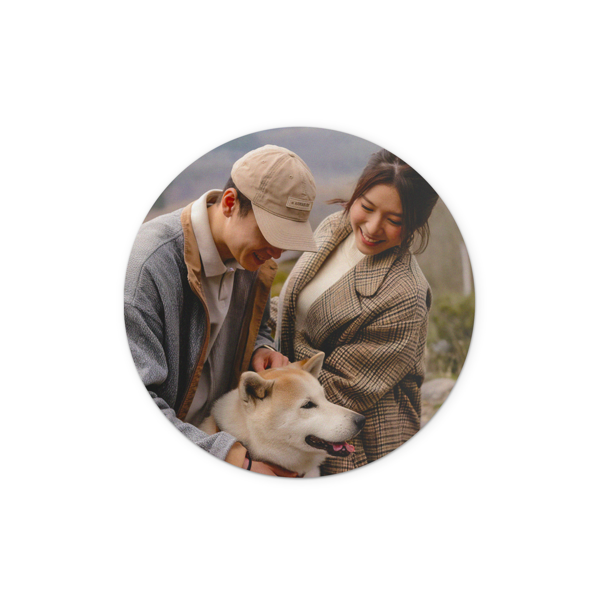 Rundes Wandbild aus Holz, bedruckt mit einem persönlichen Foto von einem Pärchen und ihrem Hund. Dekorieren Sie Ihre Wand mit einem Wandbild aus Holz mit Ihrem Design.