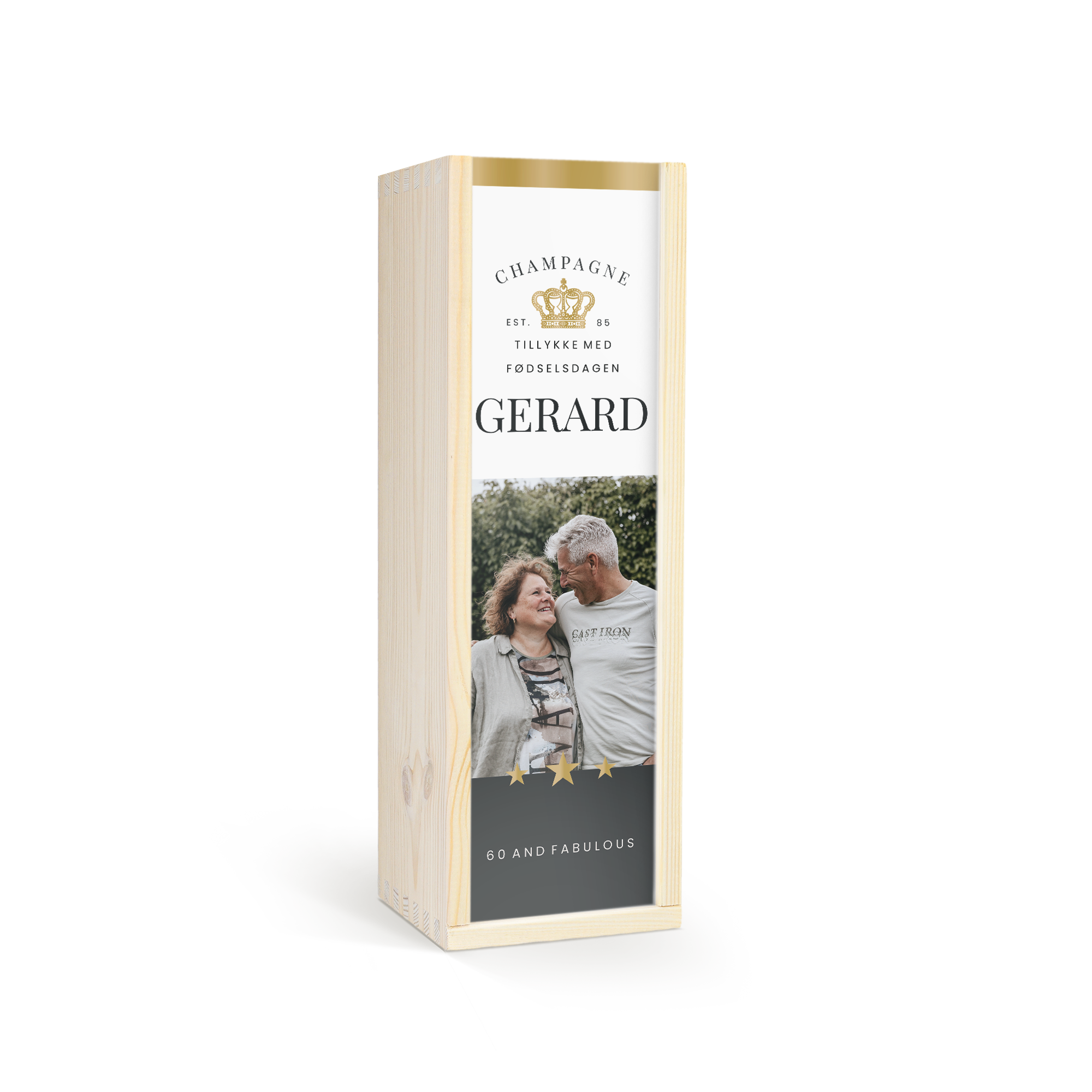 Vintense Blanc uden alkohol i en personlig trækasse, trykt med billede af et ældre par og teksten Tillykke med fødselsdagen GERARD 60 AND FABULOUS