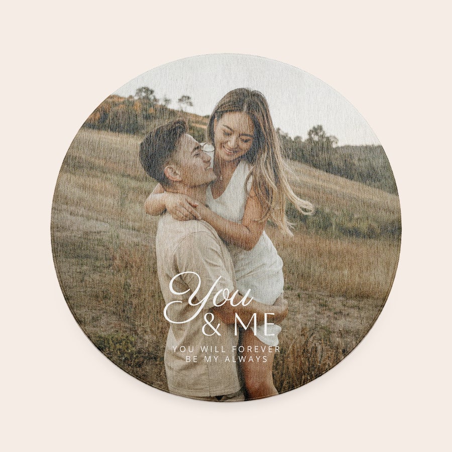 Dywan personalizowany - ø 152 cm Okrągły spersonalizowany dywan z nadrukowanym zdjęciem pary i tekstem "You & Me"