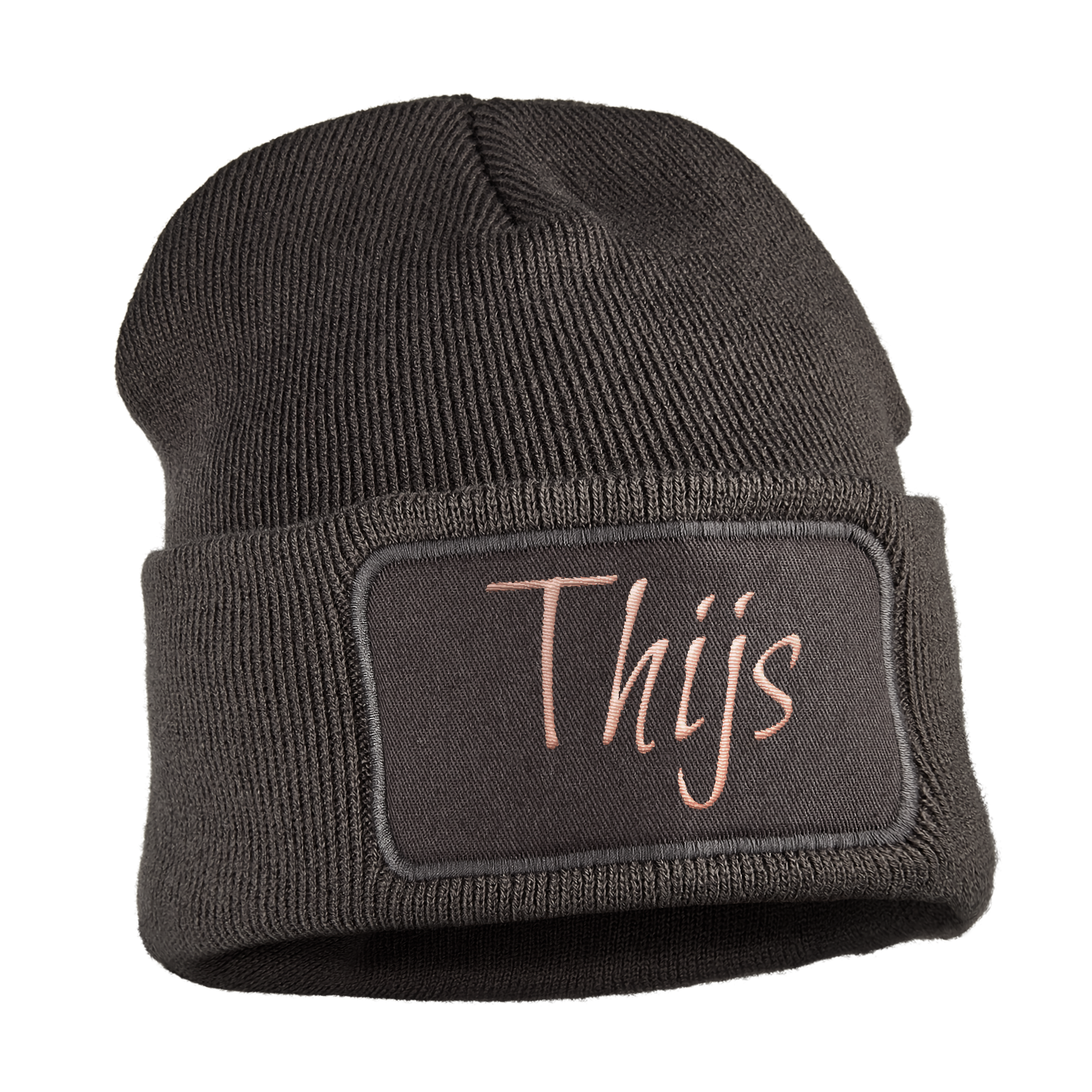 Donkergrijze gebreide muts met naam Thijs in roze borduursel op een opzetstuk, personaliseerbare muts met naam