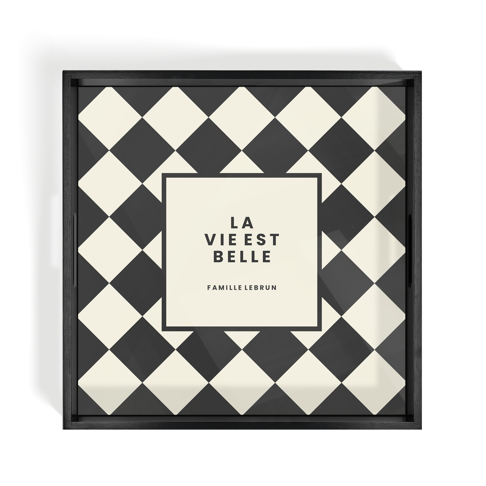 Plateau de service personnalisé - Carré - Noir - 40.5 x 40.5 cm, imprimé avec le motif damier noir et blanc et le texte "La vie est belle Famille Lebrun" personnalisable.