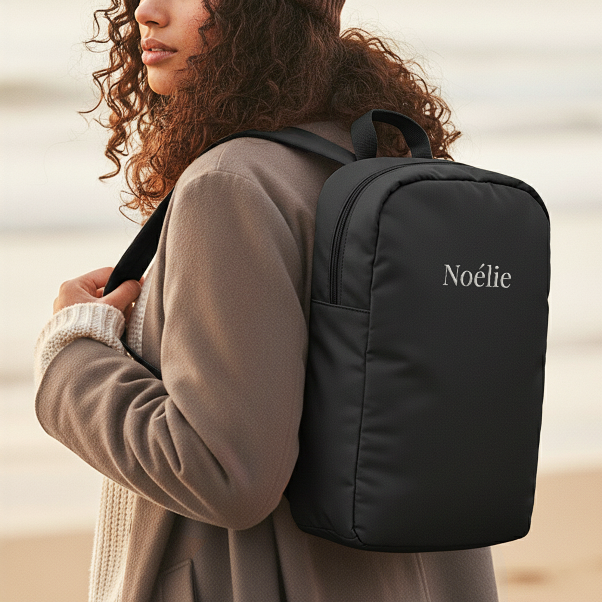 Sac à dos matelassé puffer pour adultes noir, personnalisé par broderie avec le prénom Noélie en blanc