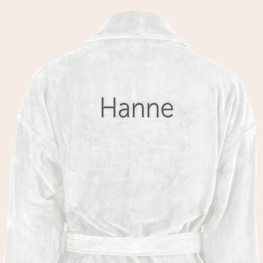 Dame Badekåbe med navn Hvid luksus morgenkåbe til damer med broderet navn Hanne på ryggen. Hvem overrasker du med en luksus morgenkåbe til damer med broderet navn?