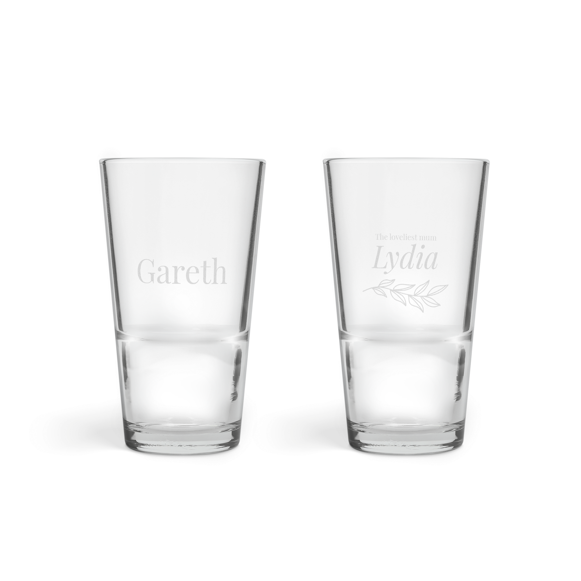 Dva personalizirana kozarca za pol pinta, lasersko gravirana z imenom "Gareth" in "Lydia" ter rastlinskim vzorcem, za razveselitev ob vsaki priložnosti.