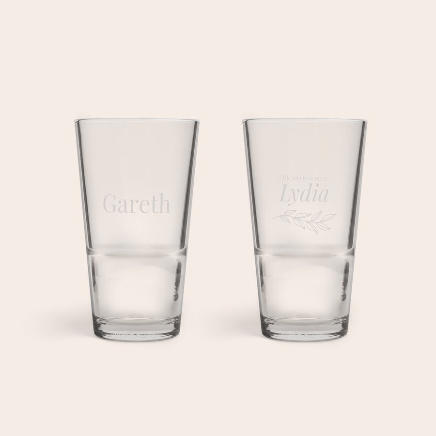 Szklanka 340 ml Dwie grawerowane szklanki na piwo, jedna z imieniem Gareth, druga z tekstem The loveliest mum Lydia i motywem gałązki