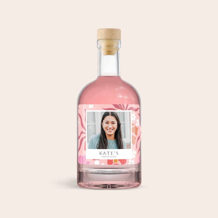 Ginebra Rosa Personalizada Botella de ginebra rosa con etiqueta personalizada impresa con foto, texto Kate's Premium Blend y flores.
