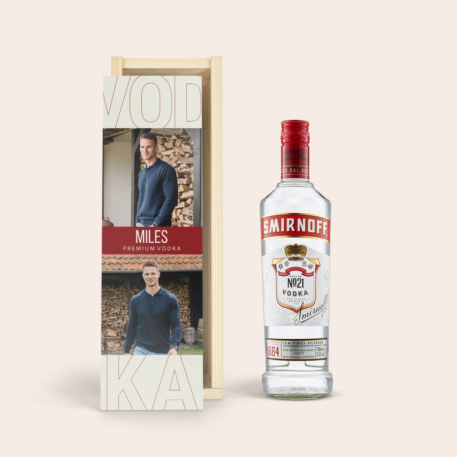 Vodka Smirnoff - Caixa personalizada Garrafa de Vodka Smirnoff em caixa de madeira personalizada com nome Miles e foto impressa, surpreenda sua família e amigos