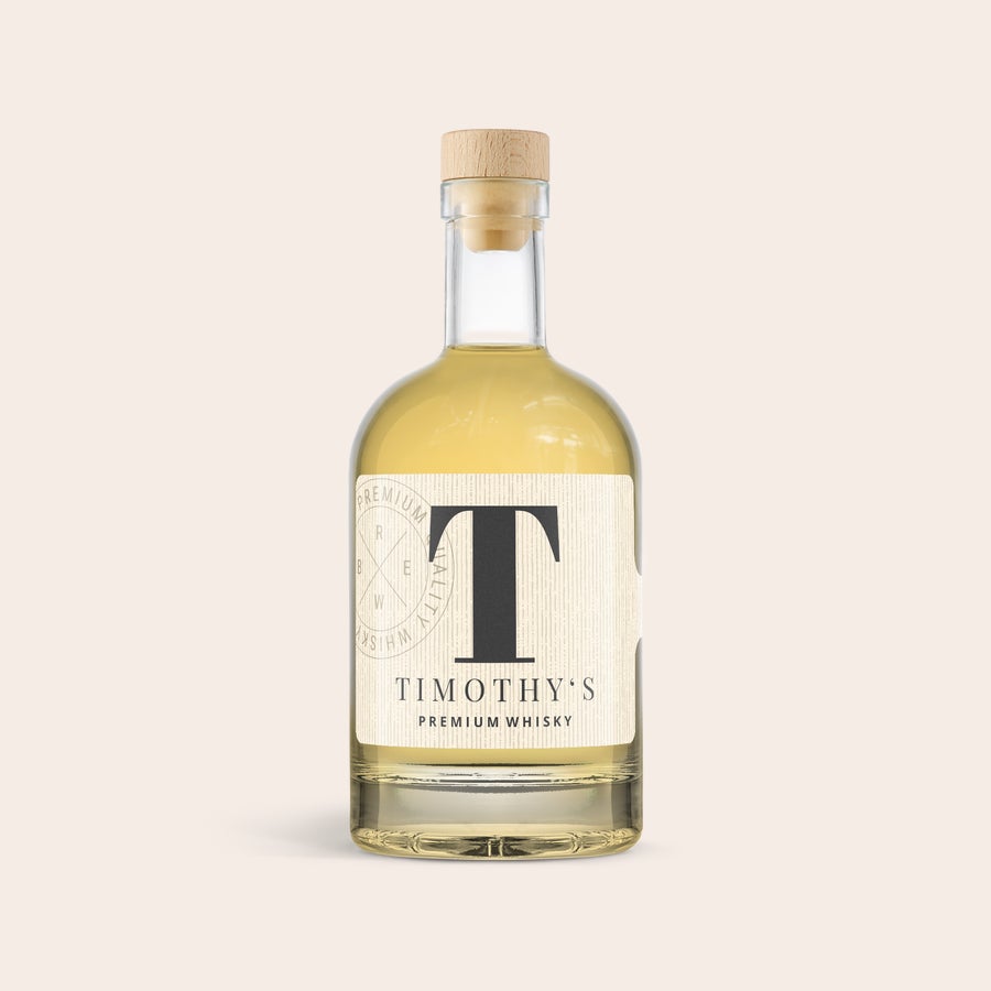 Personlig Whisky Flaske whisky med personlig etiket, teksten "Timothy's Premium Whisky" og stort T. Overrask med en lækker flaske whisky.