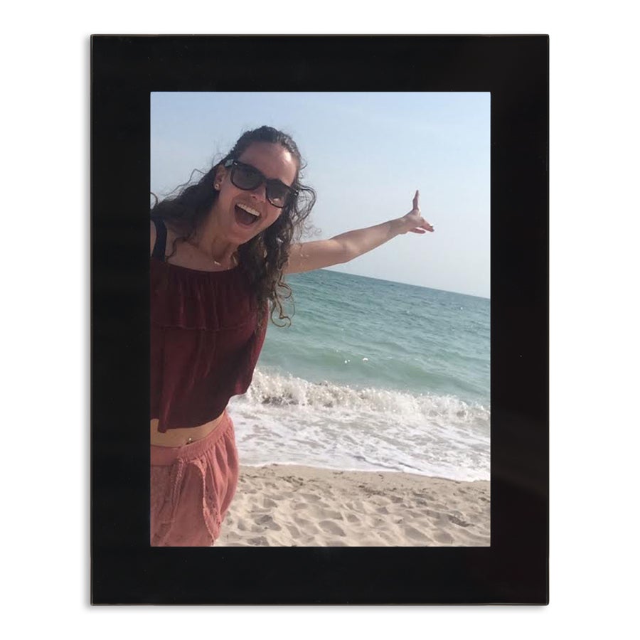 Marco de fotos de vidrio personalizado con una foto de una mujer sonriente en la playa para seguir reviviendo los mejores momentos