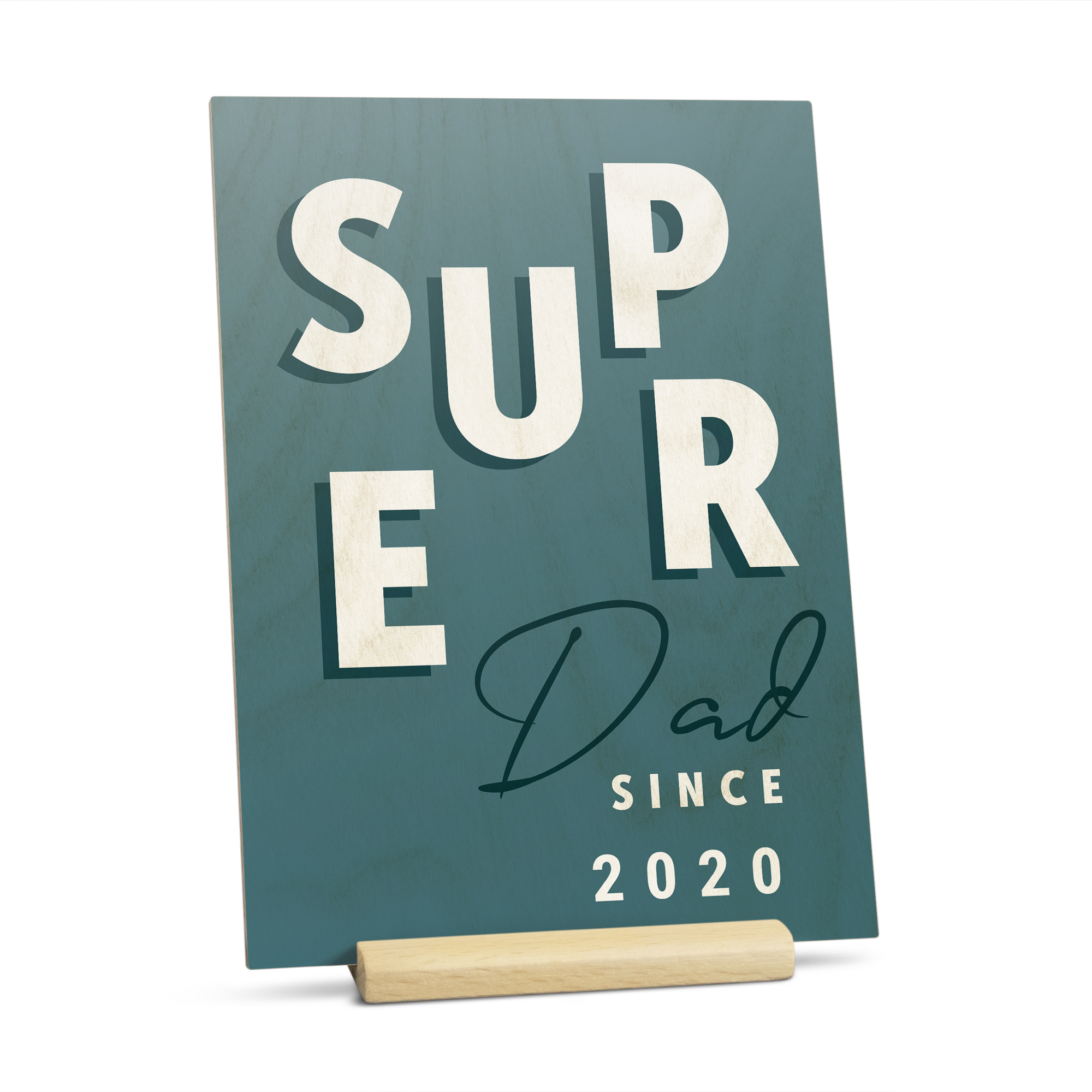 Drevená karta s nápisom SUPER Dad SINCE 2020 v modrej farbe, ideálna na Deň otcov.