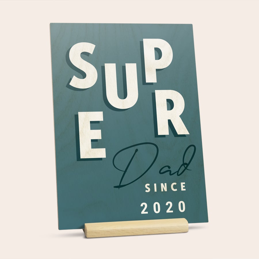 Holzkarten bedrucken zum Vatertag Holzkarte mit "SUPER Dad SINCE 2020" bedruckt, ein personalisiertes Geschenk zum Vatertag.