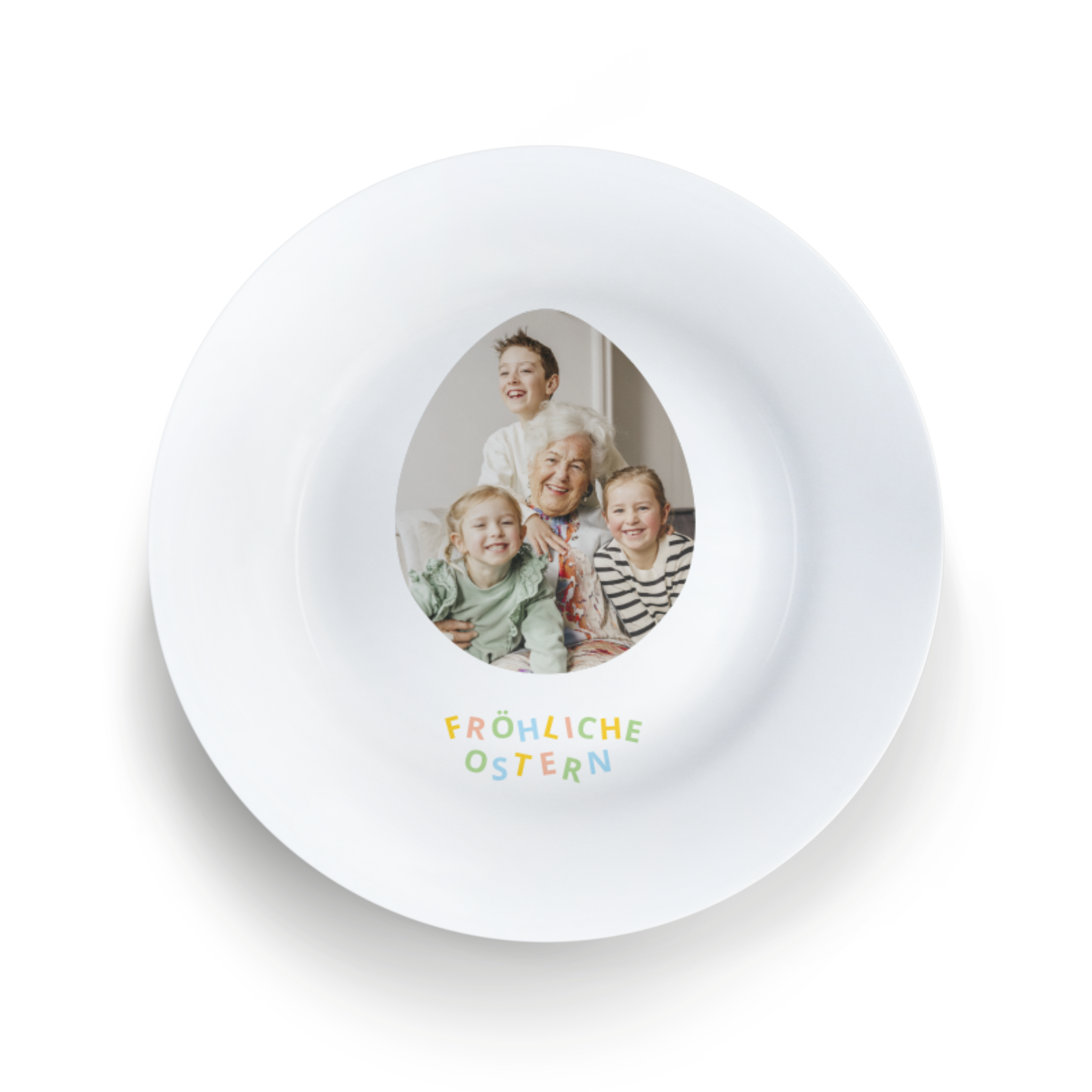 Personalisierter Osterteller mit Familienfoto in Ei-Form und bunter Aufschrift Froehliche Ostern, ideal fuer euren Osterbrunch